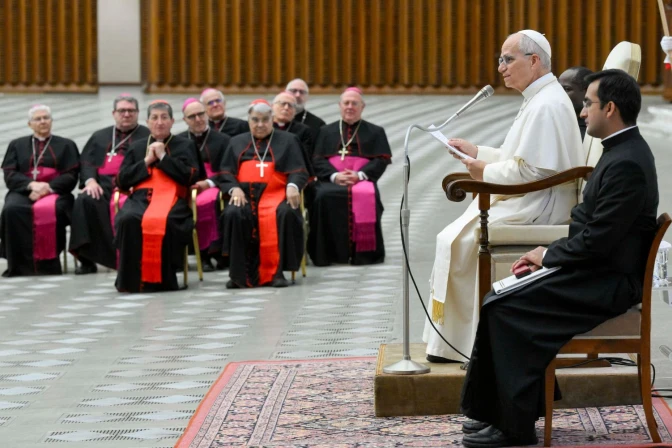 El Papa durante la audiencia junto a su secretario