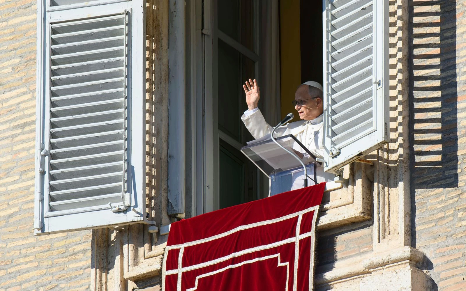 El Papa se asomó como cada domingo al balcón del Palacio Apostólico del Vaticano?w=200&h=150