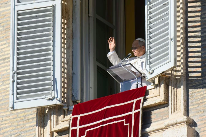 El Papa se asomó como cada domingo al balcón del Palacio Apostólico del Vaticano