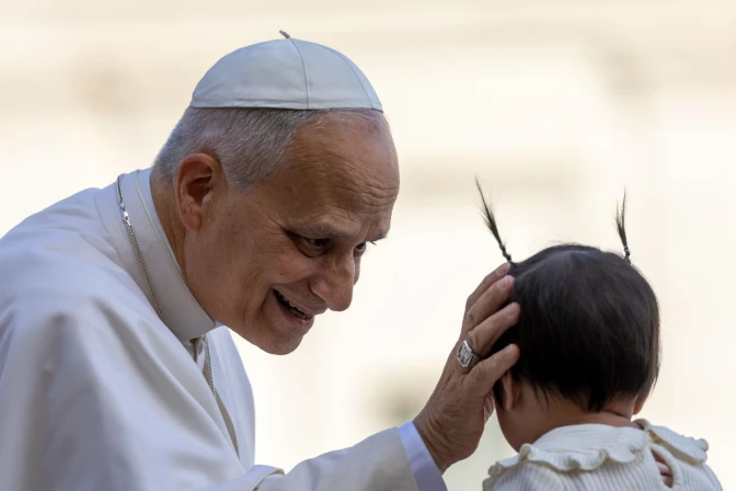 El Papa saluda a un bebé durante la Audiencia General