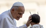 El Papa saluda a un bebé durante la Audiencia General