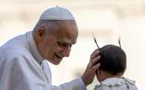 El Papa saluda a un bebé durante la Audiencia General