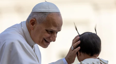 El Papa saluda a un bebé durante la Audiencia General