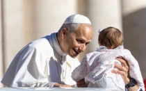 El Papa saluda a un bebé durante la Audiencia General