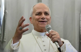 El Papa durante la rueda de prensa en el avión que lo trajo de regreso a Roma Crédito: Vatican Media