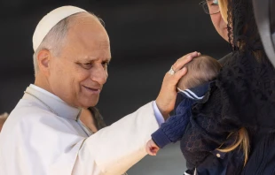 El Papa bendice a un niño en la Plaza de San Pedro Crédito: Daniel Ibañez/ EWTN News