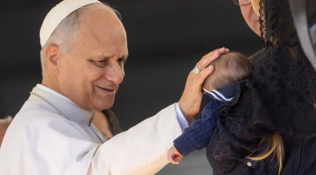 El Papa bendice a un niño en la Plaza de San Pedro