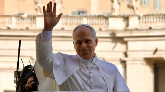 El Papa saluda a los peregrinos en la Plaza de San Pedro