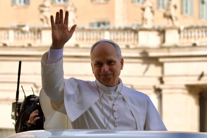 El Papa saluda a los peregrinos en la Plaza de San Pedro