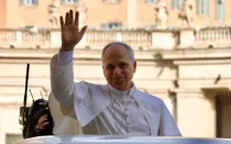 El Papa saluda a los peregrinos en la Plaza de San Pedro