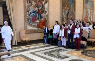 El Papa entra en la sala del Consistorio en el Palacio Apostólico del Vaticano, donde ha tenido lugar la audiencia Crédito: Vatican Media