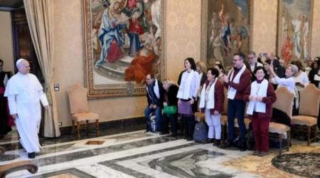El Papa entra en la sala del Vaticano donde ha tenido lugar la audiencia