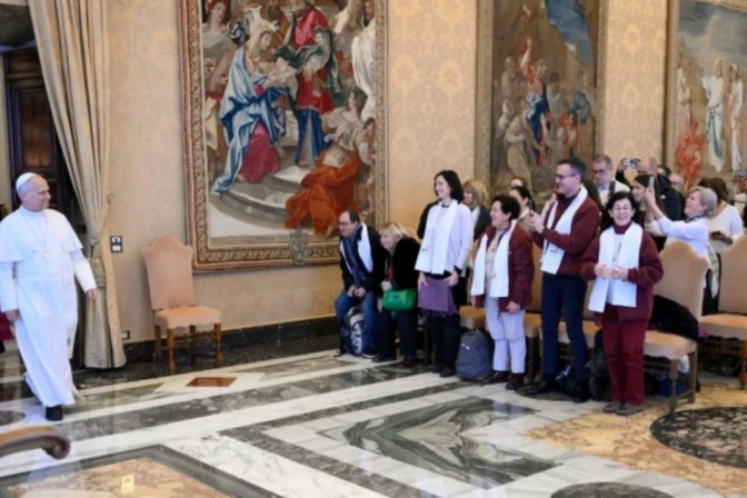 El Papa entra en la sala del Vaticano donde ha tenido lugar la audiencia