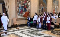 El Papa entra en la sala del Consistorio en el Palacio Apostólico del Vaticano, donde ha tenido lugar la audiencia