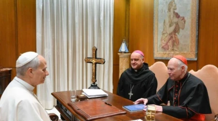 El purpurado hizo la invitación durante el encuentro que mantuvieron este miércoles en el Palacio Apostólico del Vaticano, poco antes de la Audiencia General.