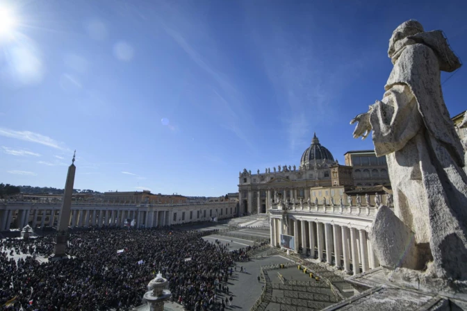 La Plaza de San Pedro en el momento en el que el Papa rezó el ángelus este domingo