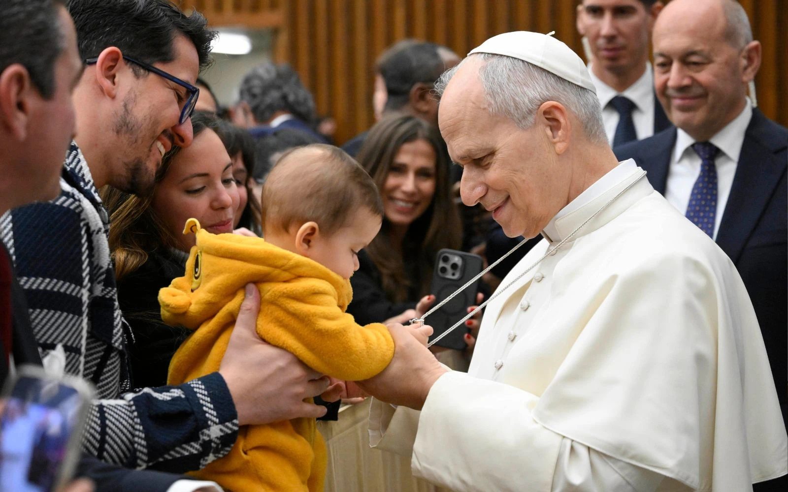 Un bebé juega con la cruz pectoral del Papa durante la Audiencia General?w=200&h=150