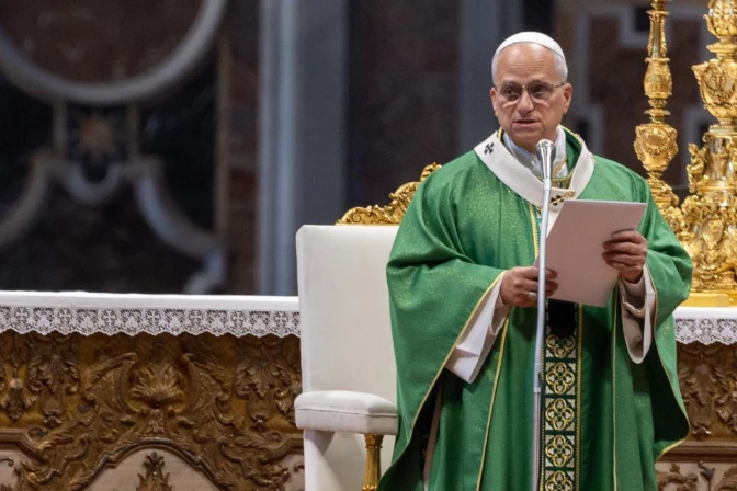 El Papa lee la homilía