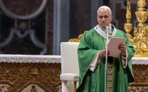 El Papa León XIV lee la homilía en la Basílica de San Pedro, en el Vaticano, este 25 de octubre de 2025.