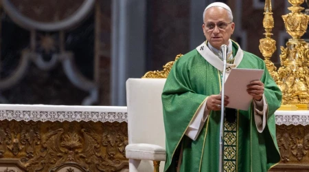 El Papa lee la homilía