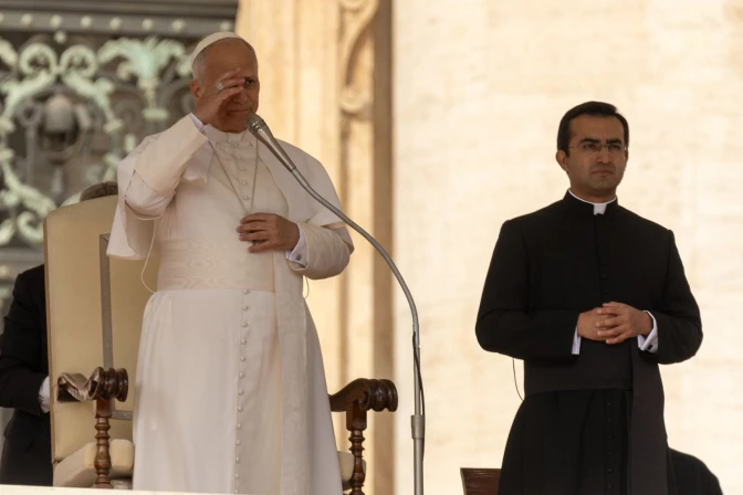 El Papa se santigua en la Plaza de San Pedro