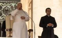 El Papa se santigua en la Plaza de San Pedro