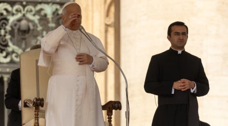 El Papa se santigua en la Plaza de San Pedro