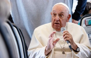 El Papa Francisco responde a las preguntas durante el vuelo de retorno a Roma, luego de visitar Luxemburgo y Bélgica. Crédito: Daniel Ibáñez / EWTN News.
