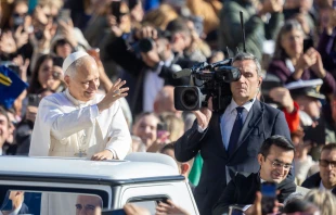 El Papa saluda a los fieles en la plaza de San Pedro Crédito: Daniel Ibañez/ EWTN News