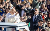 El Papa saluda a los fieles en la plaza de San Pedro