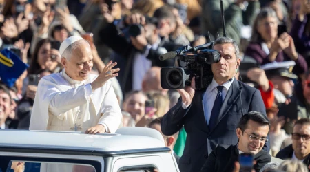El Papa saluda a los fieles en la plaza de San Pedro