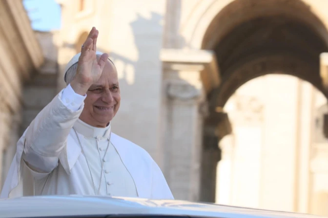 El Papa saluda a los peregrinos