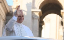 El Papa saluda a los peregrinos