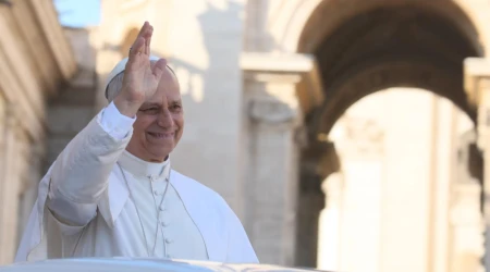 El Papa saluda a los peregrinos