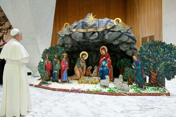 El Papa observa el pesebre llegado de Costa Rica