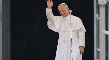El Papa saluda a los peregrinos durante el Jubileo