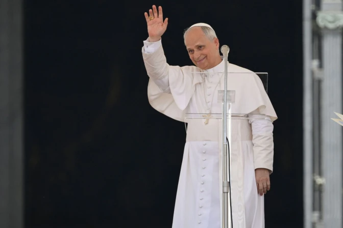 El Papa saluda a los peregrinos durante el Jubileo