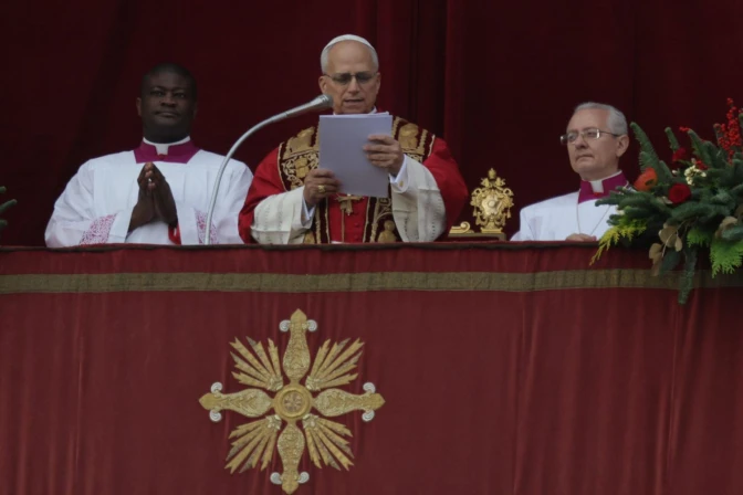 El Papa lee el mensaje del Urbi et Orbi