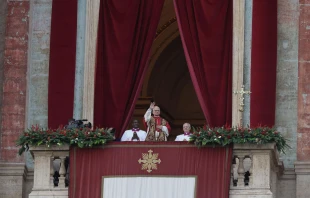 El Papa, asomado al balcón central del Palacio Apostólico Crédito: Daniel Ibañez/ EWTN News
