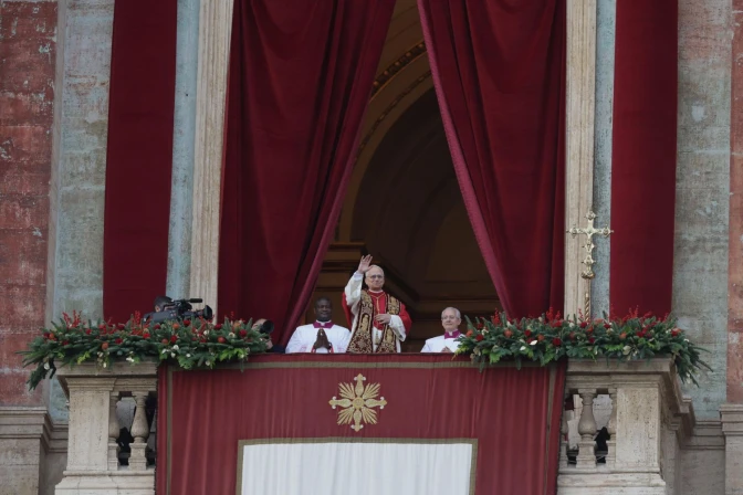 El Papa, asomado al balcón central del Palacio Apostólico
