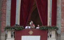 El Papa, asomado al balcón central del Palacio Apostólico