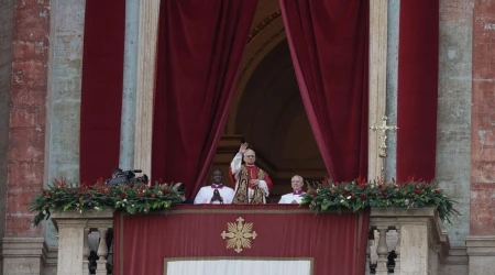 El Papa, asomado al balcón central del Palacio Apostólico