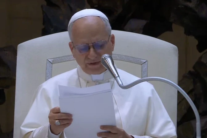 El Papa lee el discurso ante los jóvenes