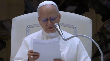 El Papa lee el discurso ante los jóvenes