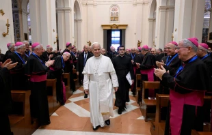 El Papa es recibido con aplausos por los obispos italianos Crédito: Vatican Media