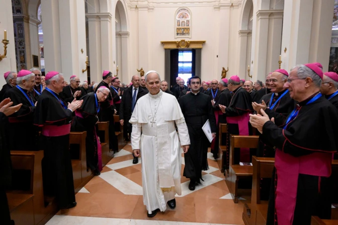 El Papa es recibido con aplausos por los obispos italianos