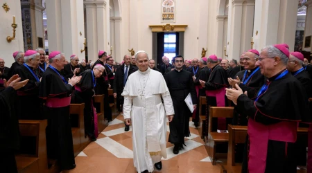 El Papa es recibido con aplausos por los obispos italianos