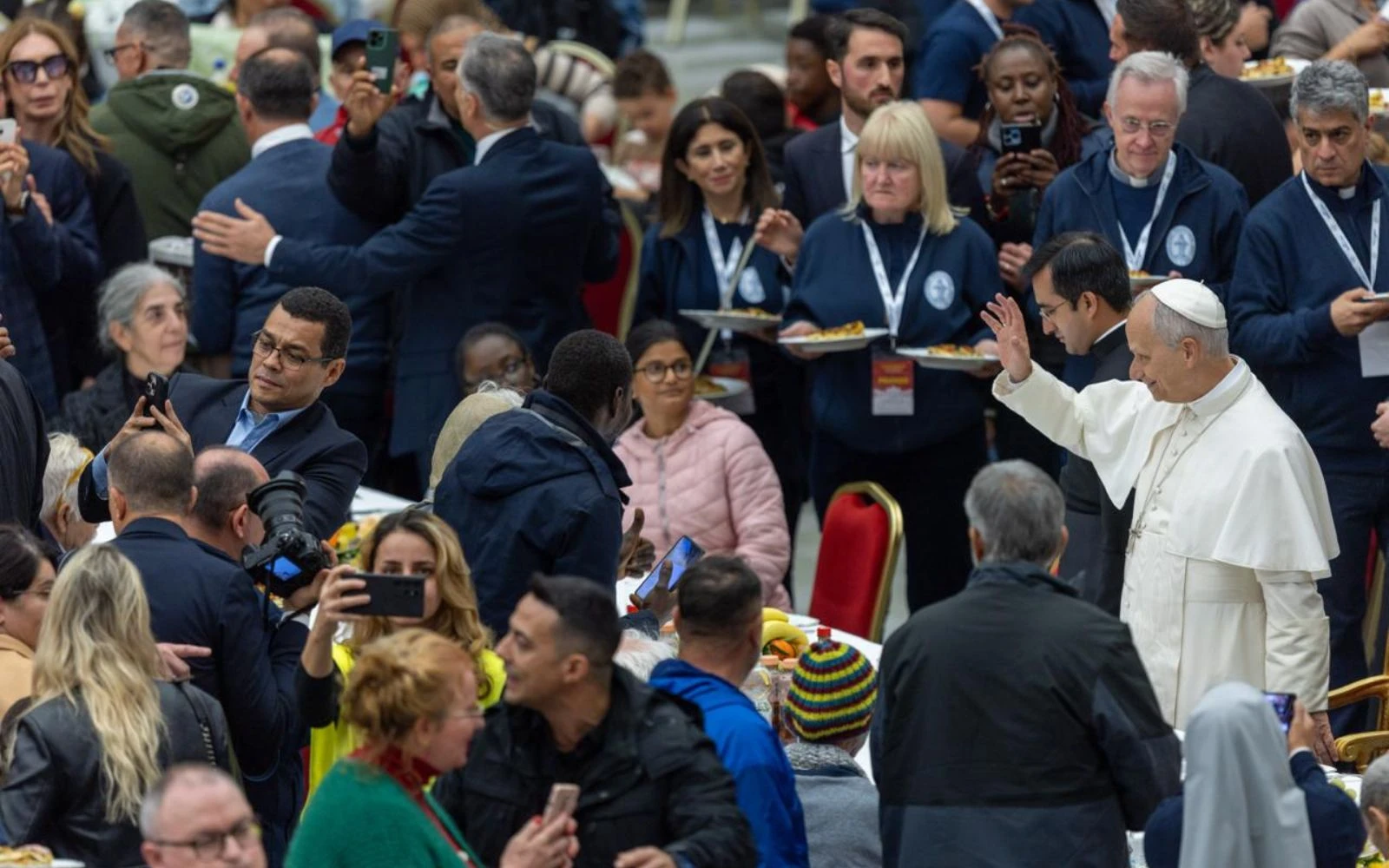 El Papa bendice la mesa antes de comenzar el almuerzo?w=200&h=150