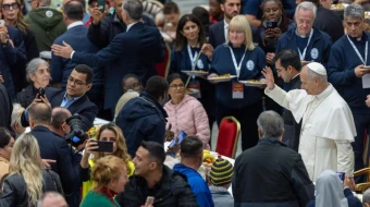 El Papa bendice la mesa antes de comenzar el almuerzo