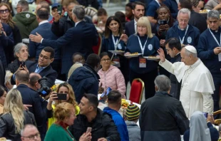 El Papa bendice la mesa antes de comenzar el almuerzo Crédito: Daniel Ibañez/ EWTN News